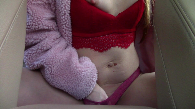 AnnaHomeMix: タクシーの中で自分の秘部を撫でているのに耐えられない――大音量のオーガズム。タクシー運転手がショックを受けている!