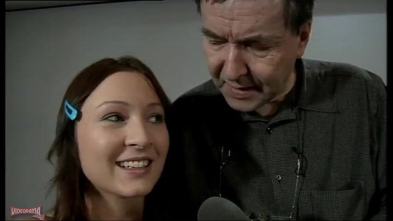 Videorama: Śliczna i nieco nieśmiała malutka rzecz z ogromnymi naturalnymi cyckami