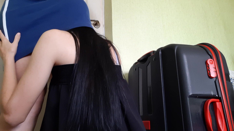 Lesbian-illusion: Ma belle-fille dévergondée a grimpé sous ma jupe et m’a...