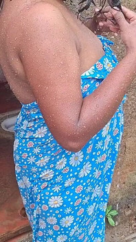 Une belle-mère sexy se baigne dans la nature