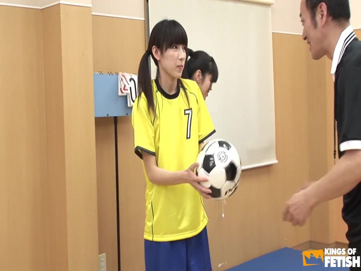 Pure Japanese adult video ( JAV): 日本のサッカーの女の子は彼女の同僚とコーチの前で2人の男性を吹く