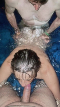 คุณแม่สเปน threesome ที่สระว่ายน้ำ