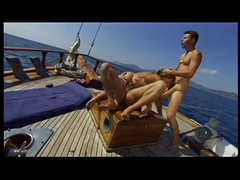 3 Bangers: Kouřící sexy brunetka dostane dvojitou penetraci na jachtě
