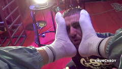 STRAIGHT BOY CURIOUS: Enzo'nun ayaklarıyla aşağılanması pullu delikanlı