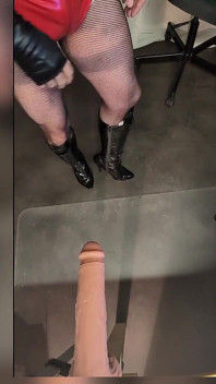 POV sání ptáka, deepthroat blondýna v botách, síťovaných silonkách, korzetu a červeném pvc obleku