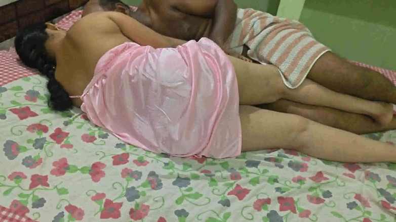 Sexy sindu: Indiana esposa infiel em vestido vermelho e branco