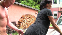 Erotic Club: Kdyby to táta věděl! Máma se setká venku, aby udělala...