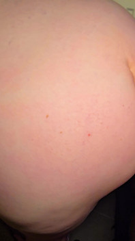 Une belle-mère au gros cul se fait prendre en levrette - une énorme éjac explose de partout !