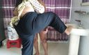 Aria Mia: 그녀의 머리를 빗는 동안 그녀의 큰 엉덩이를 보고 나를 유혹한 45살 이웃 아줌마 - 인도 인도 섹스(BBW)