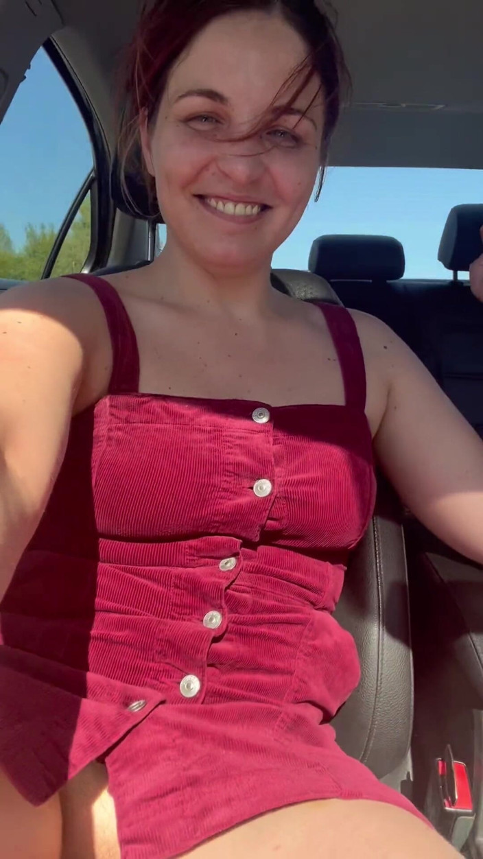 Elena917: Pisse sur la route et attrapée par la voiture suivante