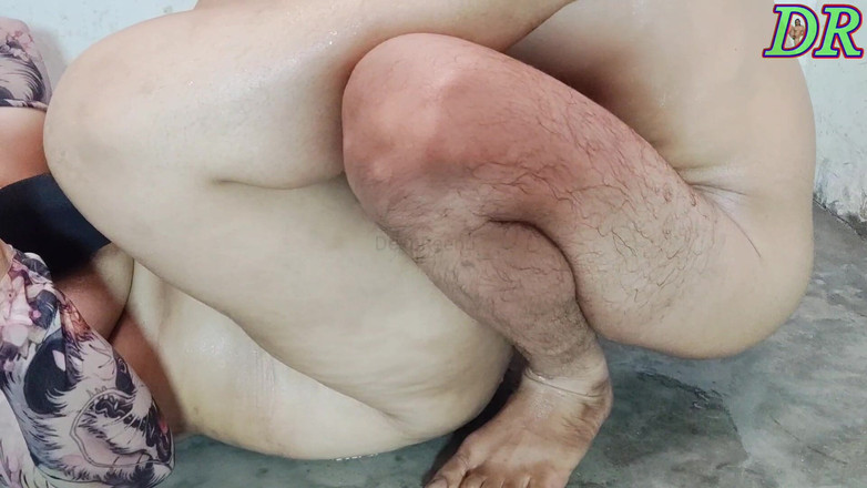 DeepReenu123: Stiefbruder verlässt bhabhi, während sie badet