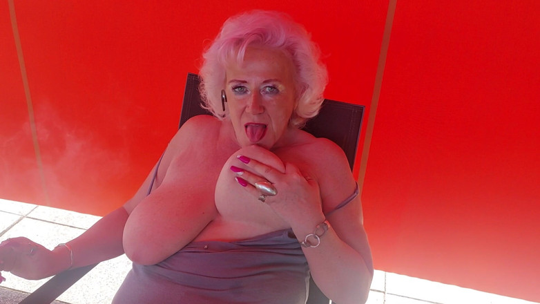 PureVicky66: La nonna tettona stringe le tette enormi in un seducente...