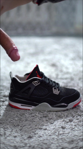 Sneakersmax98: Spiel mit Jordan Retro Iv Turnschuhen und Cumming Inside