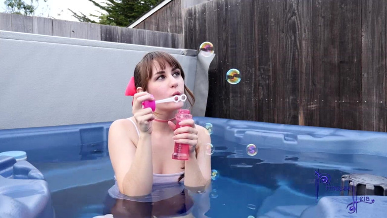 Princess Leia: Babysitter blows bubbles
