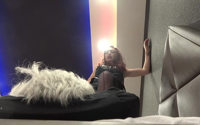 Lady Scarlet: Леди Скарлет - топтание на кровати в видео от первого лица