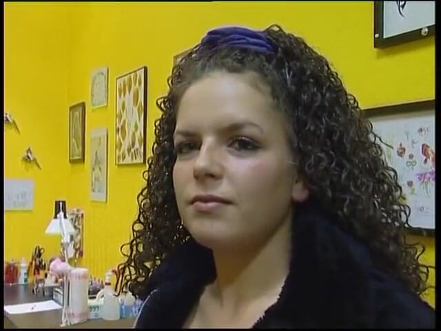 Slutty Teenies: Báječná brunetka s kudrnatými vlasy chce nové tetování