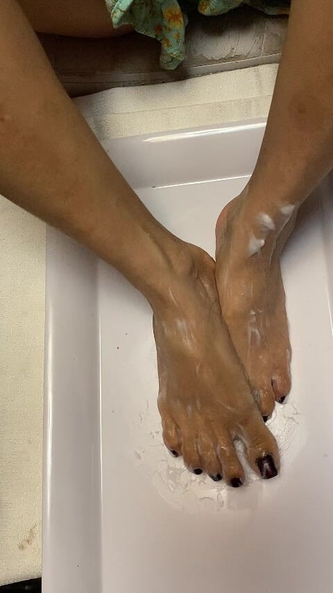 Naelor: Kaki Asia seksi melove dengan kaki panjang mendapatkan lotion
