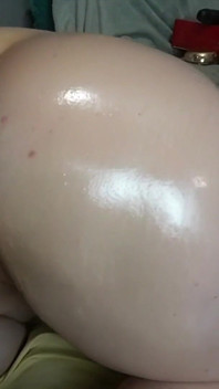 大屁股白人美女感觉非常饥渴和下流！！抽一根雪茄并乞求更多精液！