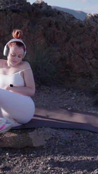 Si rambut merah dikencing di pergunungan selepas senaman yoga