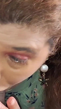 这个美丽的女孩给了我一个随意的口交并吞下所有的精液