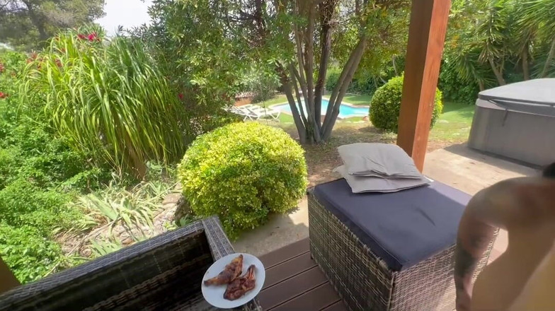 Yasmina Khan: Kocam barbeküde yemek pişirirken azdım ve beni siktirdi!