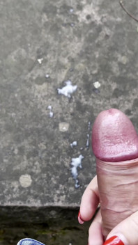 La ragazza bbw fa una sega sciatta perfetta in un parco - rischiosa e sciatta