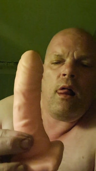 Uma transa anal para a vadia com dildo e camisinha