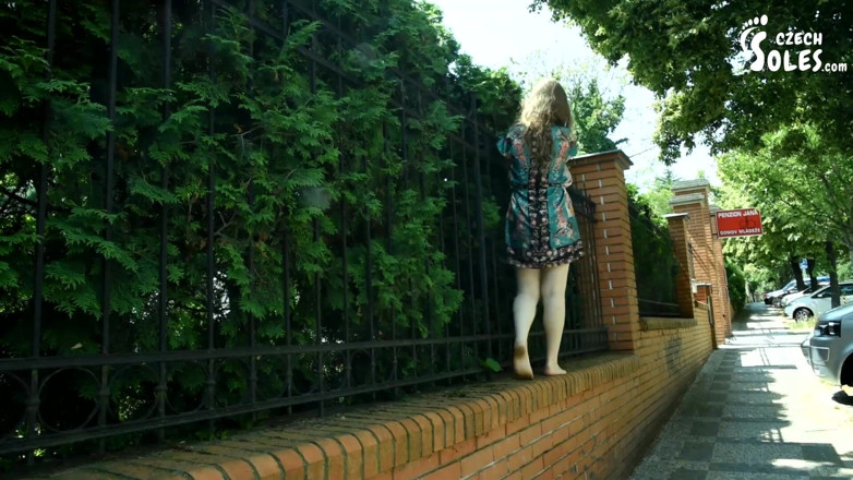 Czech Soles - foot fetish content: Barfota promenader och Annas sexiga smutsiga fötter!