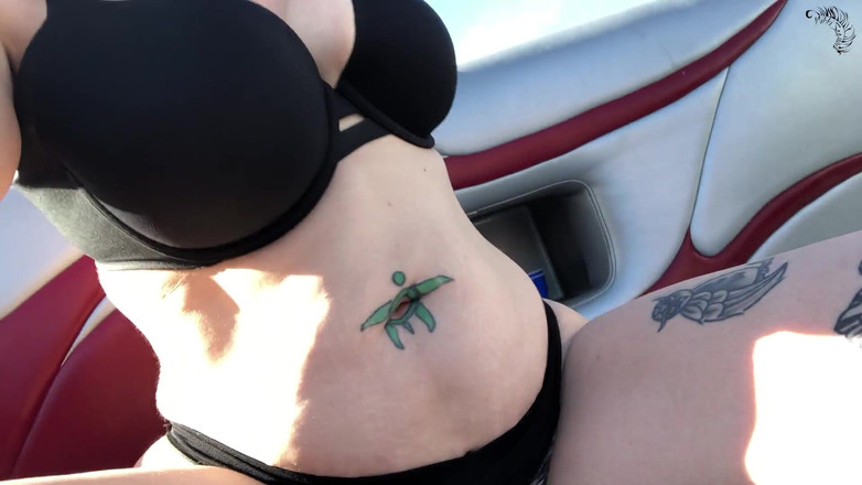 Nikki's Fetishes: Bauchanbetung auf einem boot