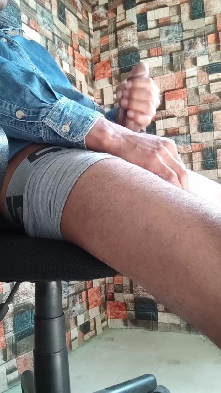 Hornyboy2058: Boksörlü ateşli adam yüksek sesle inliyor ve durmadan yarağını okşuyor...