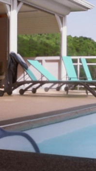 Cliente, o limpador de piscinas (técnico da piscina)