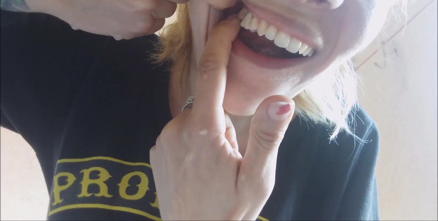 savannahamatoriale: Escovar os dentes é importante e Chantal adora encher a boca...