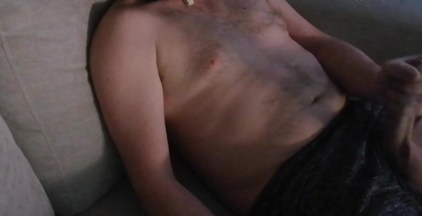 Dirty Talking Guy: Kouřím náklad po celém žaludku a prsou