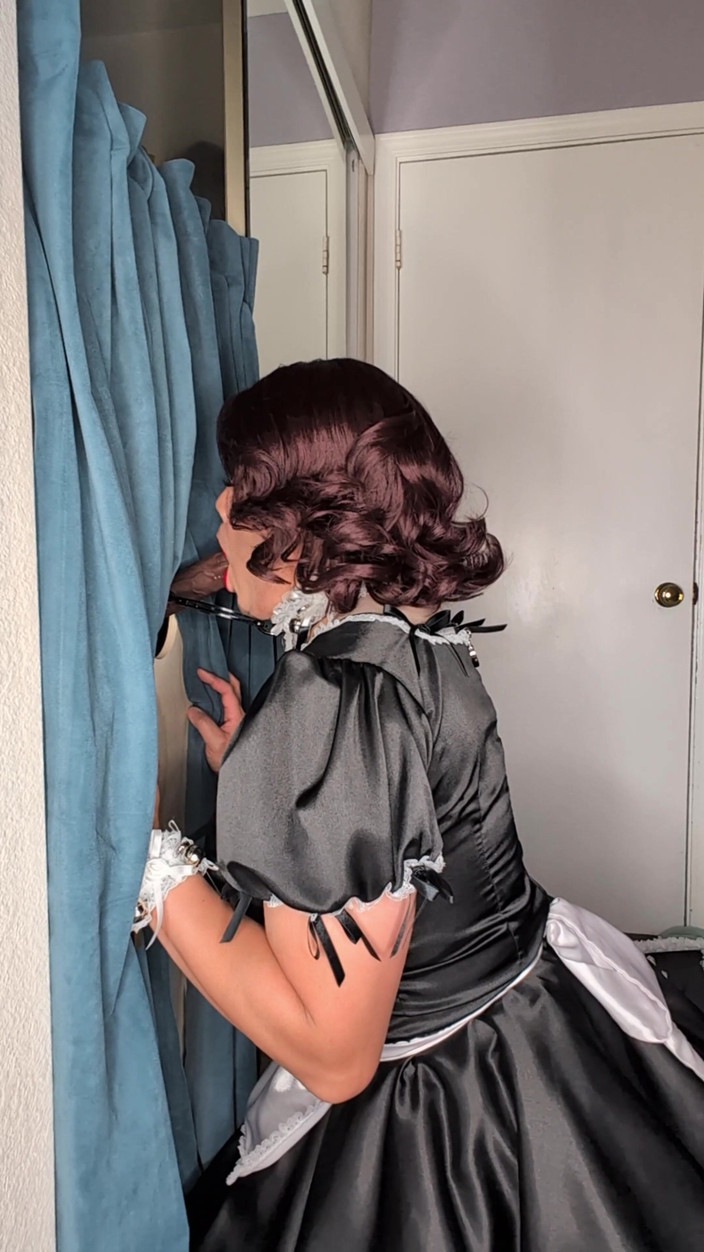 Sissy Candy: 가짜 글로리홀에서 딜도로 연습하는 Sissy Maid 서비스