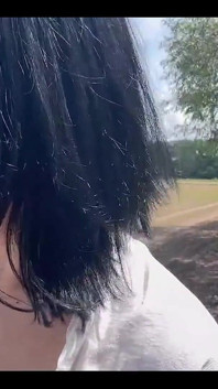 ฉันเดินออกไปไกลจากรถพร้อมสูบบุหรี่ และนมกระเพื่อมในเสื้อผู้ชาย เพื่อหาที่ส่วนตัวรีบรูดหี