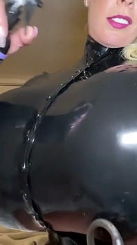Pumpar bröst istället för kuk, jag gillar att göra bröstutvidgning i latexkläder, det är så het Ahah ikväll gjorde jag 2
