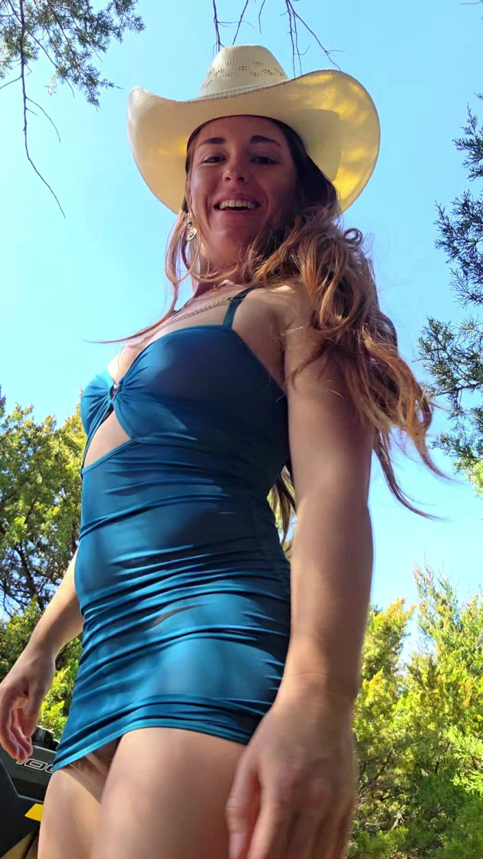 NaughtyRedFarmgirl: Ruda przymierza chwiejną bieliznę na zewnątrz