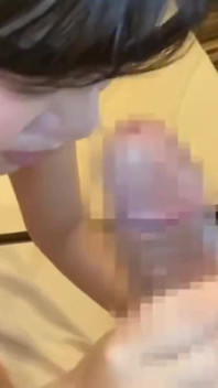 Debut cu spermă pe față, frumusețe băiețoasă cu păr scurt transformă un moment obraznic într-un haos total