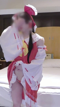 Cosplayer Awek Pakaian Downer Langsing Menunjukkan Pesona Tenangnya Sebagai Shrine Maiden Reimu Lagi 1