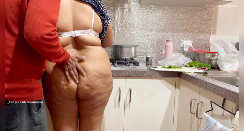 Hot 365 Entertainments: Romantik Hintli çift - seksi evli kadının gece kıyafeti kaldırılmış, götü mutfakta...
