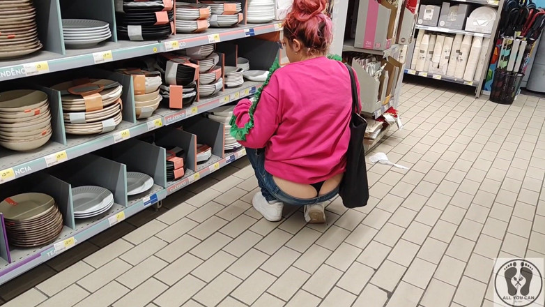 All You Can Fetish: Crazy Rebeca Addams in jeans Buttcrack im Supermarkt