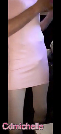 Cdmichelle in roze lingerie en trekt dan een roze jurk aan