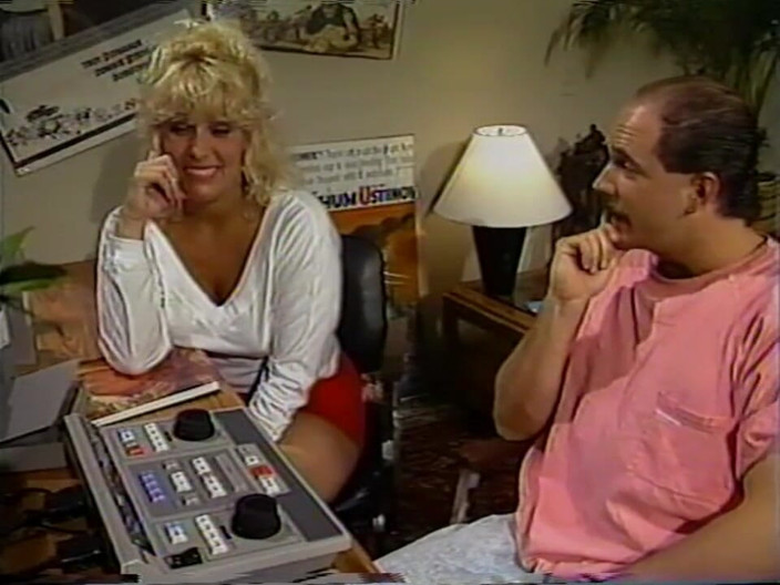 Vintage Usa: Wanita blonde seksi bertetek besar sukakan zakar hitam dalam pepek...
