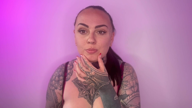 Miss Valentina: 자지를 빨고 핑거링하는 거유 밀프