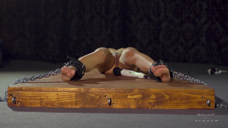 Bound to Orgasm: Ordine să vină - Nomi Melone