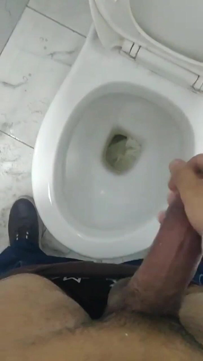 Shahzad1024: Dopo molto tempo mi masturbo il pene quando vedo la...