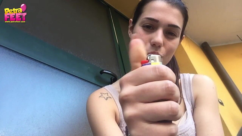 Smokin Fetish: Sweet Italian brunette likes smoking outdoors