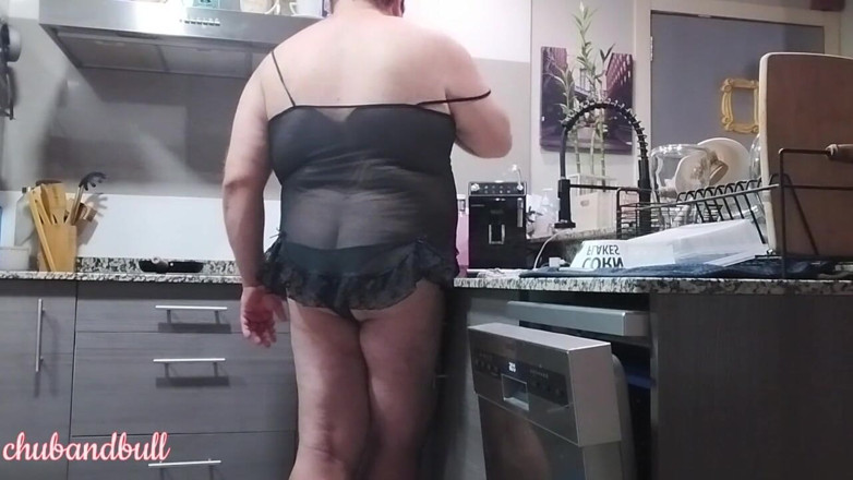 Chub_Bull: Сисси чистит посуду