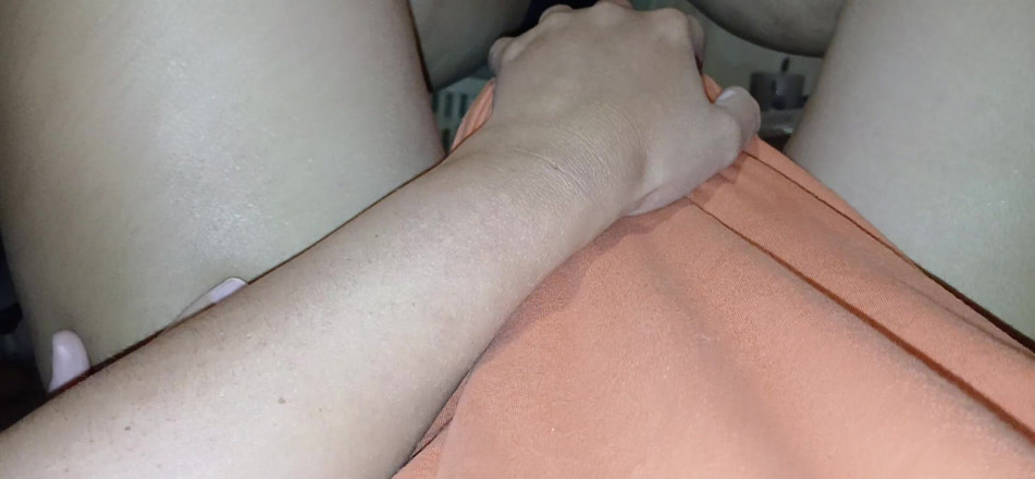 Lesbian-candys: Tişörtümün altında komşumu ağzından sikiyorum
