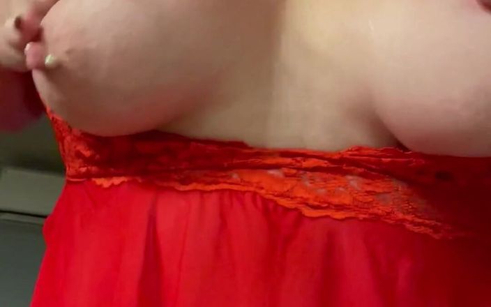 Lily Bay 73: Röda underkläder och genomborrade bröstvårtor
